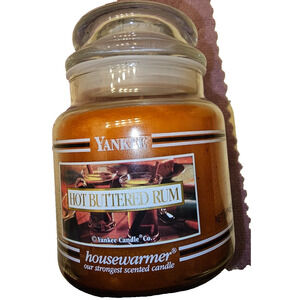 New Yankee Candle = Hot Buttered Rum Scent 14.5 OZ Jar - Single Wick Housewarmer